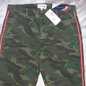 Women’s Sundry camo pants. Size 28, never worn.